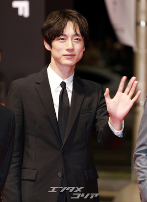 二股疑惑浮上の坂口健太郎、やつれた顔で釜山映画祭に出席