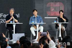 【フォト】パク・チャヌク監督＆イ・ビョンホン＆ソン・イェジンら、『仕方ない』オープントークに出席＝釜山映画祭