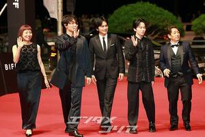 【フォト】第30回釜山映画祭のレッドカーペットを彩った豪華スターたち