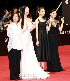 【フォト】第30回釜山映画祭のレッドカーペットを彩った豪華スターたち