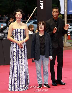 【フォト】第30回釜山映画祭のレッドカーペットを彩った豪華スターたち