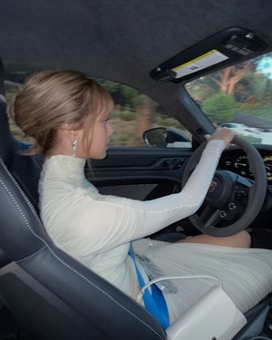 【フォト】BLACKPINKリサ　神聖な蓮の花VSランジェリードレス…エレガント＆セクシーに