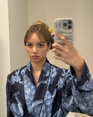 【フォト】BLACKPINKリサ　神聖な蓮の花VSランジェリードレス…エレガント＆セクシーに