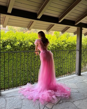 【フォト】BLACKPINKリサ　神聖な蓮の花VSランジェリードレス…エレガント＆セクシーに