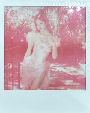 【フォト】BLACKPINKリサ　神聖な蓮の花VSランジェリードレス…エレガント＆セクシーに