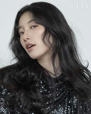 【フォト】スジ、「ELLE」10月号の表紙を飾る…秋の日差しのように輝く美しさ