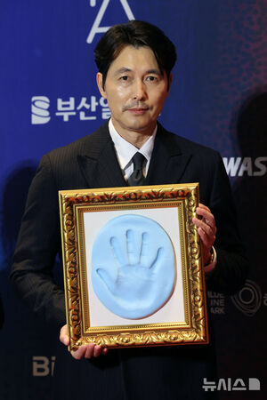 【フォト】チョン・ウソン、入籍後初めて公の場に…手形を持ち笑顔