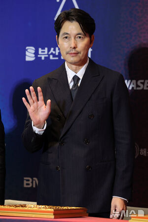 【フォト】チョン・ウソン、入籍後初めて公の場に…手形を持ち笑顔