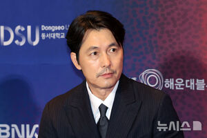 【フォト】チョン・ウソン、入籍後初めて公の場に…手形を持ち笑顔