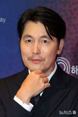 【フォト】チョン・ウソン、入籍後初めて公の場に…手形を持ち笑顔