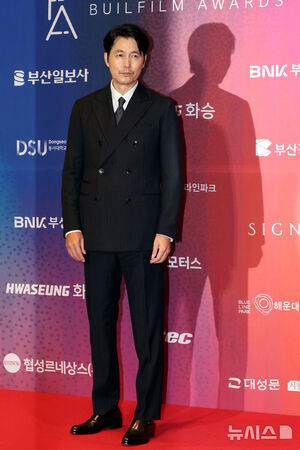 【フォト】チョン・ウソン、入籍後初めて公の場に…手形を持ち笑顔