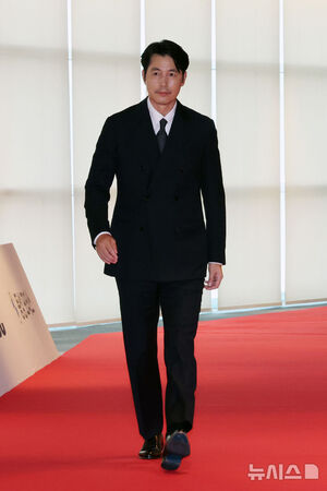 【フォト】チョン・ウソン、入籍後初めて公の場に…手形を持ち笑顔