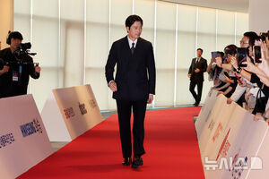 【フォト】チョン・ウソン、入籍後初めて公の場に…手形を持ち笑顔