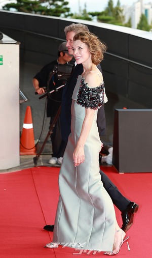 【フォト】ミラ・ジョヴォヴィッチ＆ポール・W・S・アンダーソン夫妻、仲良く登場＝釜山映画祭
