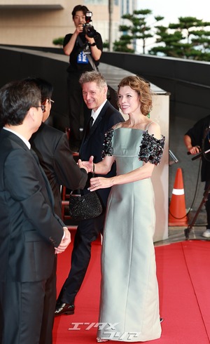【フォト】ミラ・ジョヴォヴィッチ＆ポール・W・S・アンダーソン夫妻、仲良く登場＝釜山映画祭