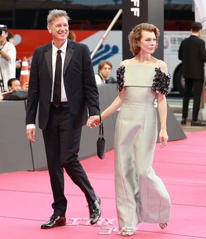 【フォト】ミラ・ジョヴォヴィッチ＆ポール・W・S・アンダーソン夫妻、仲良く登場＝釜山映画祭