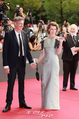 【フォト】ミラ・ジョヴォヴィッチ＆ポール・W・S・アンダーソン夫妻、仲良く登場＝釜山映画祭