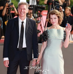 【フォト】ミラ・ジョヴォヴィッチ＆ポール・W・S・アンダーソン夫妻、仲良く登場＝釜山映画祭