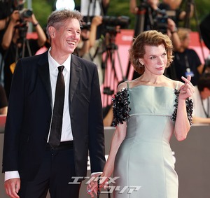 【フォト】ミラ・ジョヴォヴィッチ＆ポール・W・S・アンダーソン夫妻、仲良く登場＝釜山映画祭