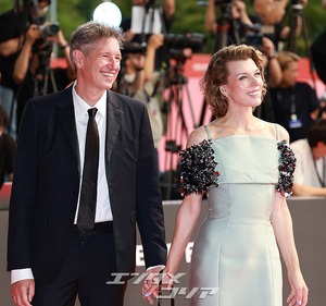 【フォト】ミラ・ジョヴォヴィッチ＆ポール・W・S・アンダーソン夫妻、仲良く登場＝釜山映画祭