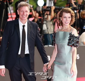 【フォト】ミラ・ジョヴォヴィッチ＆ポール・W・S・アンダーソン夫妻、仲良く登場＝釜山映画祭