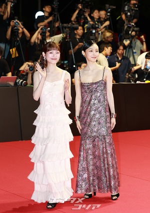 【フォト】愛らしい雰囲気のイ・ユミ＆チョン・ソニ＝釜山映画祭