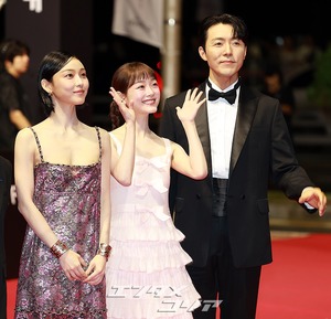 【フォト】愛らしい雰囲気のイ・ユミ＆チョン・ソニ＝釜山映画祭