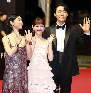 【フォト】愛らしい雰囲気のイ・ユミ＆チョン・ソニ＝釜山映画祭