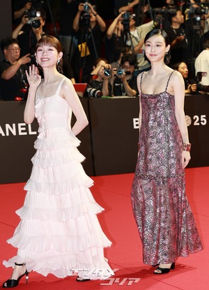 【フォト】愛らしい雰囲気のイ・ユミ＆チョン・ソニ＝釜山映画祭