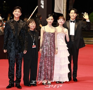 【フォト】愛らしい雰囲気のイ・ユミ＆チョン・ソニ＝釜山映画祭