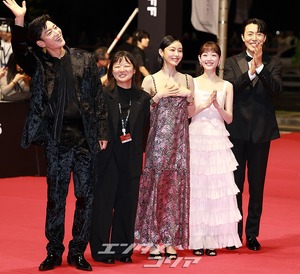 【フォト】愛らしい雰囲気のイ・ユミ＆チョン・ソニ＝釜山映画祭