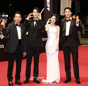 【フォト】ロウン&シン・イェウン&パク・ソハム&パク・ジファンら『濁流』チーム登場=釜山映画祭