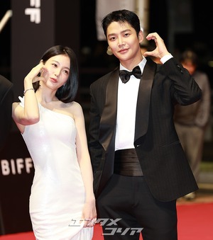 【フォト】ロウン＆シン・イェウン＆パク・ソハム＆パク・ジファンら『濁流』チーム登場＝釜山映画祭