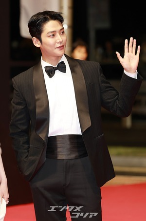 【フォト】ロウン＆シン・イェウン＆パク・ソハム＆パク・ジファンら『濁流』チーム登場＝釜山映画祭