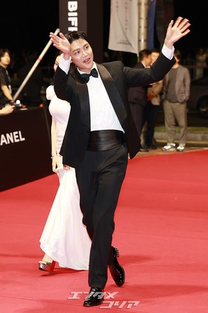 【フォト】ロウン＆シン・イェウン＆パク・ソハム＆パク・ジファンら『濁流』チーム登場＝釜山映画祭