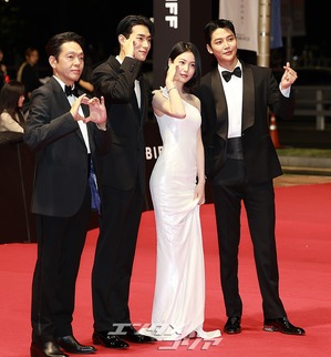 【フォト】ロウン＆シン・イェウン＆パク・ソハム＆パク・ジファンら『濁流』チーム登場＝釜山映画祭