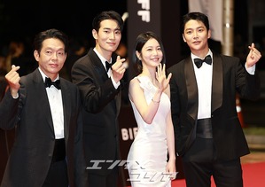 【フォト】ロウン＆シン・イェウン＆パク・ソハム＆パク・ジファンら『濁流』チーム登場＝釜山映画祭