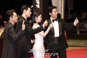 【フォト】ロウン＆シン・イェウン＆パク・ソハム＆パク・ジファンら『濁流』チーム登場＝釜山映画祭