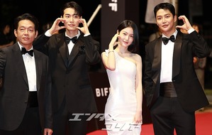 【フォト】ロウン＆シン・イェウン＆パク・ソハム＆パク・ジファンら『濁流』チーム登場＝釜山映画祭