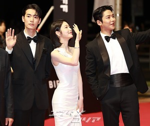 【フォト】ロウン＆シン・イェウン＆パク・ソハム＆パク・ジファンら『濁流』チーム登場＝釜山映画祭