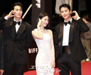 【フォト】ロウン＆シン・イェウン＆パク・ソハム＆パク・ジファンら『濁流』チーム登場＝釜山映画祭
