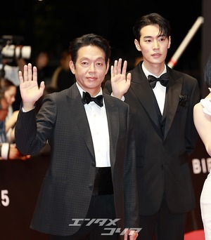【フォト】ロウン＆シン・イェウン＆パク・ソハム＆パク・ジファンら『濁流』チーム登場＝釜山映画祭