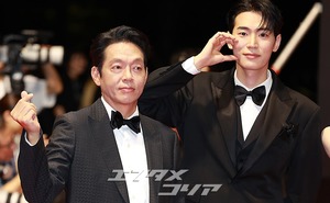 【フォト】ロウン＆シン・イェウン＆パク・ソハム＆パク・ジファンら『濁流』チーム登場＝釜山映画祭