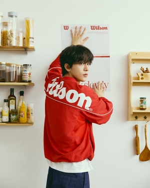 【フォト】ナム・ジュヒョク「Wilson」秋冬キャンペーン・グラビア公開…ゆったりテニスウエア・コーデ