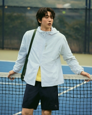 【フォト】ナム・ジュヒョク「Wilson」秋冬キャンペーン・グラビア公開…ゆったりテニスウエア・コーデ