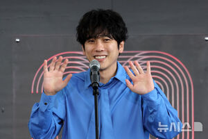 【フォト】二宮和也＆河内大和、『8番出口』舞台あいさつに登場＝釜山映画祭