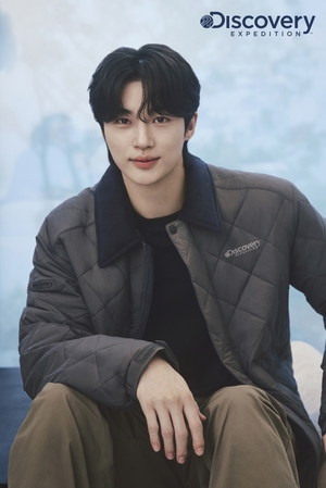 【フォト】ビョン・ウソク、通勤服から旅行コーデまで…「Discovery EXPEDITION」アウターグラビア