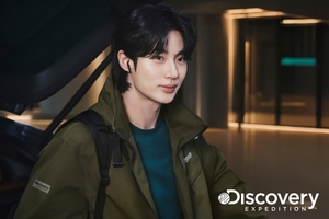 【フォト】ビョン・ウソク、通勤服から旅行コーデまで…「Discovery EXPEDITION」アウターグラビア