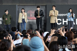 【フォト】キム・ユジョン×キム・ヨンデ×キム・ドフンら、『親愛なるX』舞台あいさつに出席