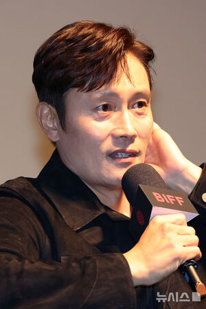 【フォト】観客と過ごすイ・ビョンホン、「アクターズ・ハウス」に登場＝釜山映画祭